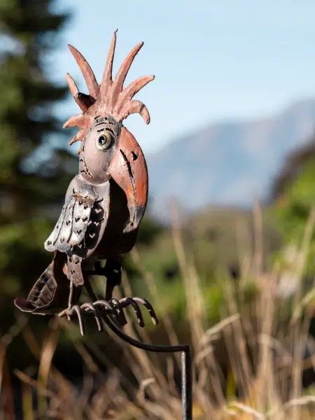 Scultura di uccello in metallo con cresta appuntita esposta all'aperto, perfetta per una vacanza di primavera a Innsbruck.